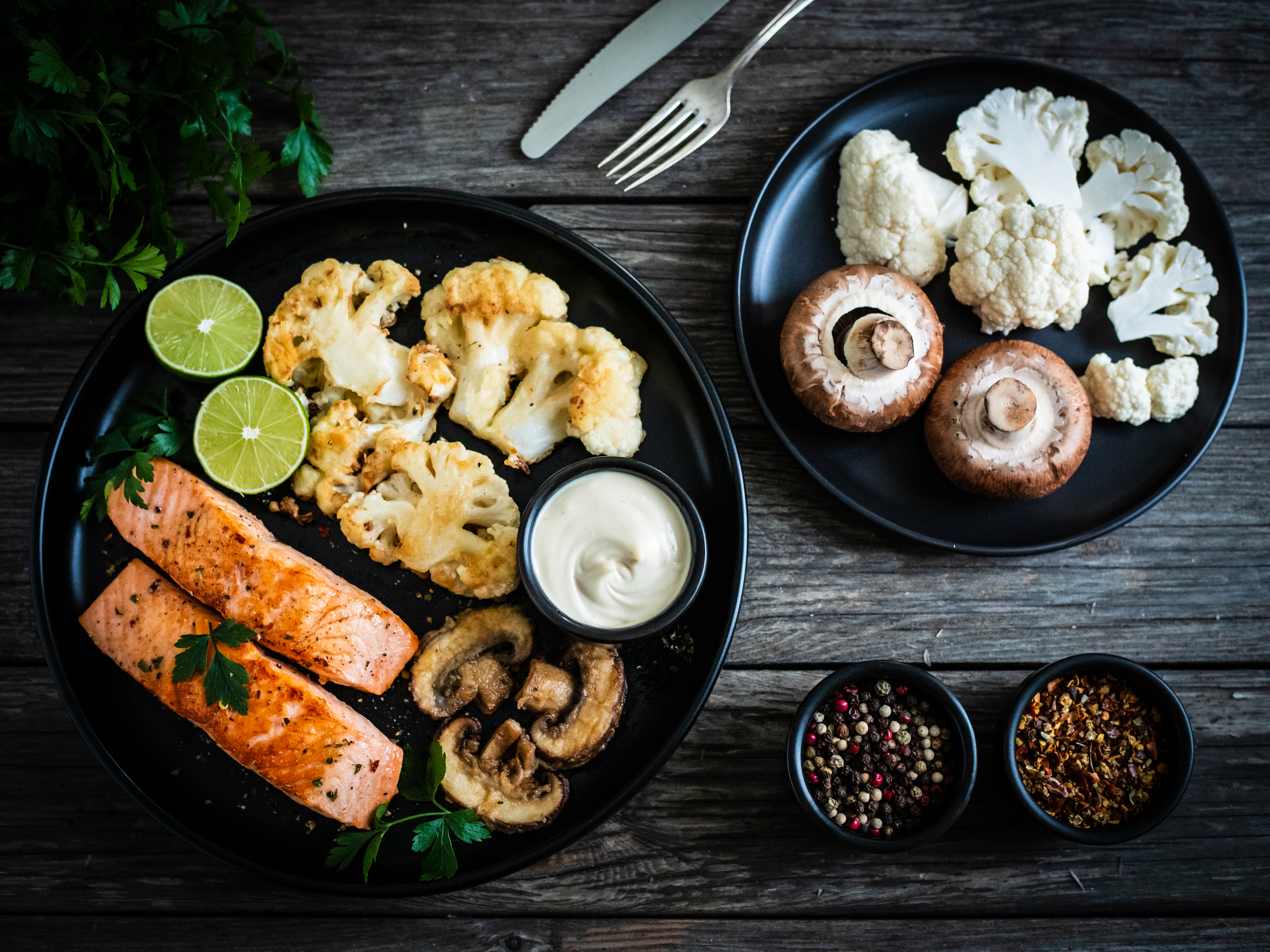 花椰菜牛排可以做為烤鮭魚的配菜。(圖/shutterstock)