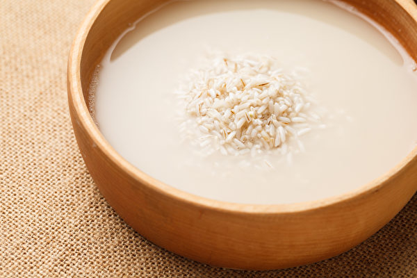 泡米水别倒，用它煮饭、熬粥，可降糖又控血脂。(Shutterstock)
