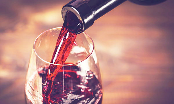 吃饭喝葡萄酒降2型糖尿病风险 但这2种酒不会