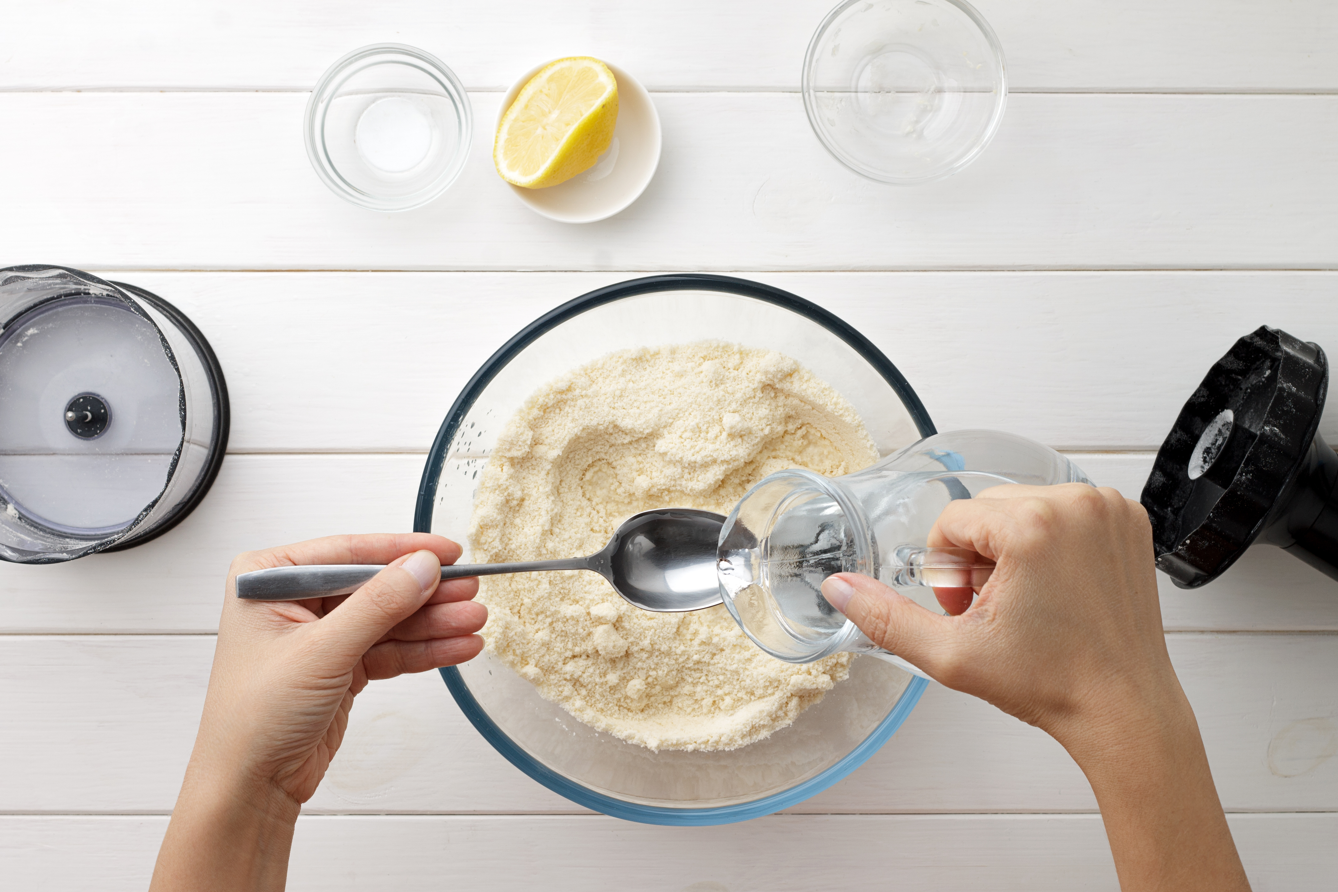 和面时要用冰水，分次倒入一汤匙冰水。(图/shutterstock)