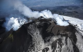 组图：地质学家空中观察意大利埃特纳火山
