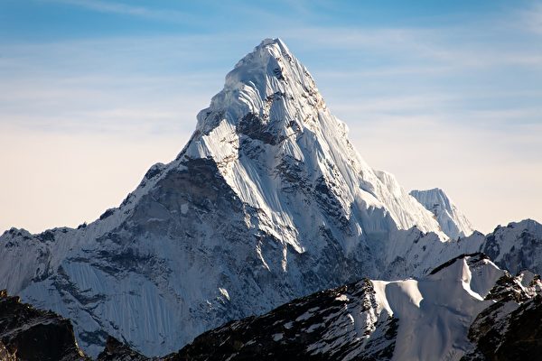 尼泊尔登山客花47天 在圣母峰捡2.2吨垃圾