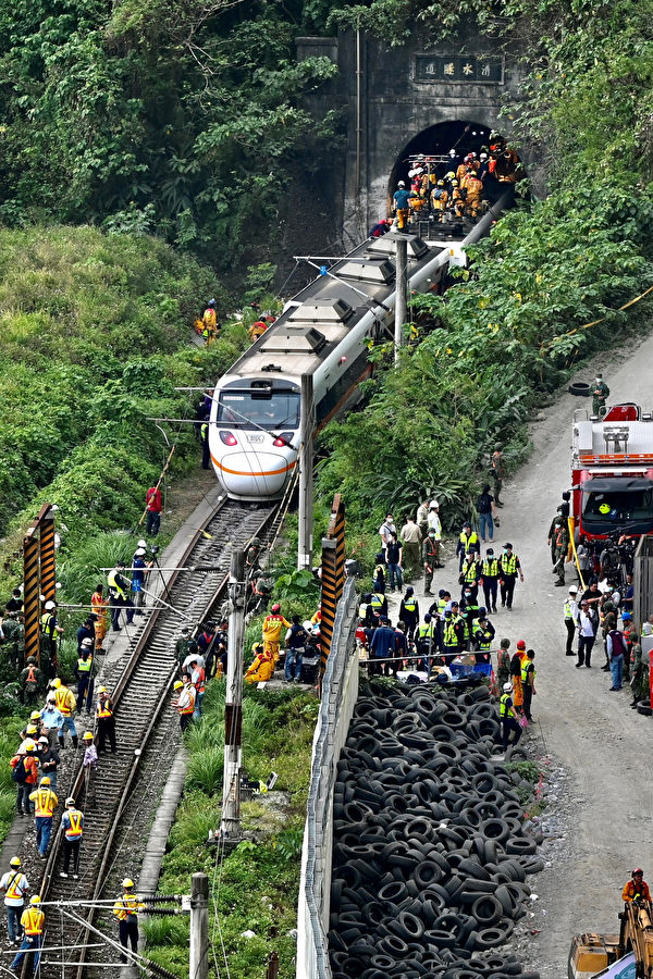 2021年4月2日上午9时多，台湾一列从树林发车至台东的408太鲁阁号，在行经花莲县秀林乡和仁路段，即大清水隧道内发生事故，目前已造成54人死亡。(SAM YEH/AFP via Getty Images)