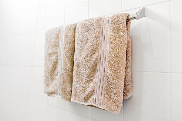 洗完澡后用来擦拭身体的浴巾，非常容易孳生病菌，要常清洗并避免共用。(Shutterstock)