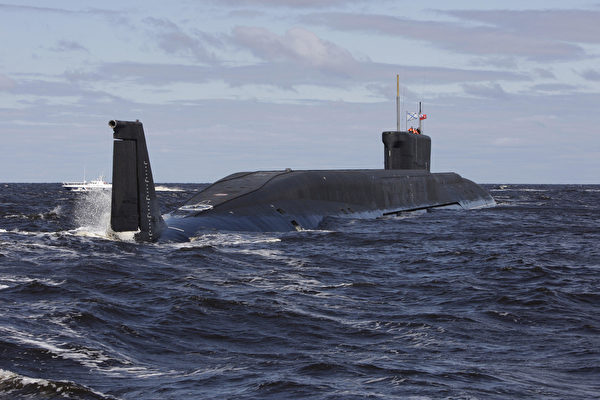 2009年7月2日，俄罗斯的北风级战略核潜艇多尔戈鲁基号在北部城市阿尔汉格尔斯克附近水域。（Alexander Zemlianichenko/AFP via Getty Images）