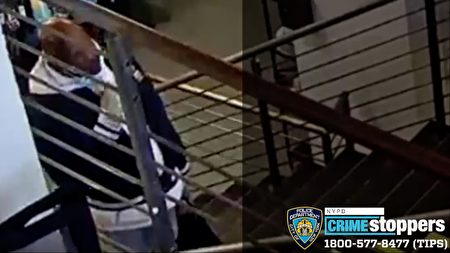 4月2日晚，市警局发布该嫌犯的视频画面，显示他4月1日的第二次抢劫银行未果后，在折扣店摘下口罩做深呼吸。