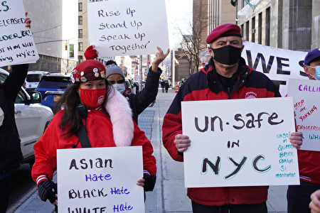 2021年4月5日，「守護天使」創始人、共和黨市長候選人斯利瓦（Curtis Sliwa，右）與亞裔成員到紐約市曼哈頓刑事法院前聲援活動。