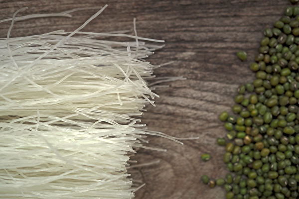 綠豆冬粉（綠豆粉絲）含有較多的膳食纖維、蛋白質、礦物質、維生素。(Shutterstock)
