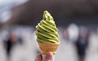 日本抹茶冰淇淋很特别 吃一口必吐绿色烟雾
