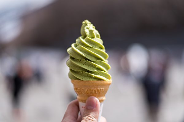 日本抹茶冰淇淋很特別 吃一口必吐綠色煙霧