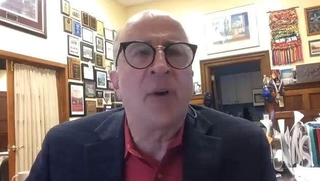 美國費城市議員馬克‧斯奎拉(Mark Squilla)對哥倫布節日被改名非常不滿。他強調市長「必須遵循一個程序」。(視頻截圖)