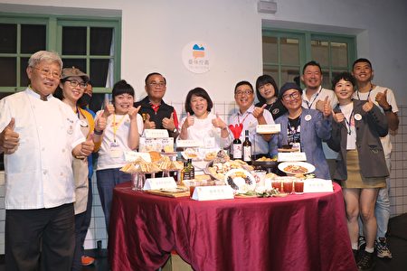  9台文店家代表与市长黄敏惠及阿管处新任处长洪维新合照。