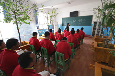 图说：2019年4月27日，维吾尔族人在新疆和田的再教育营。（Shutterstock）