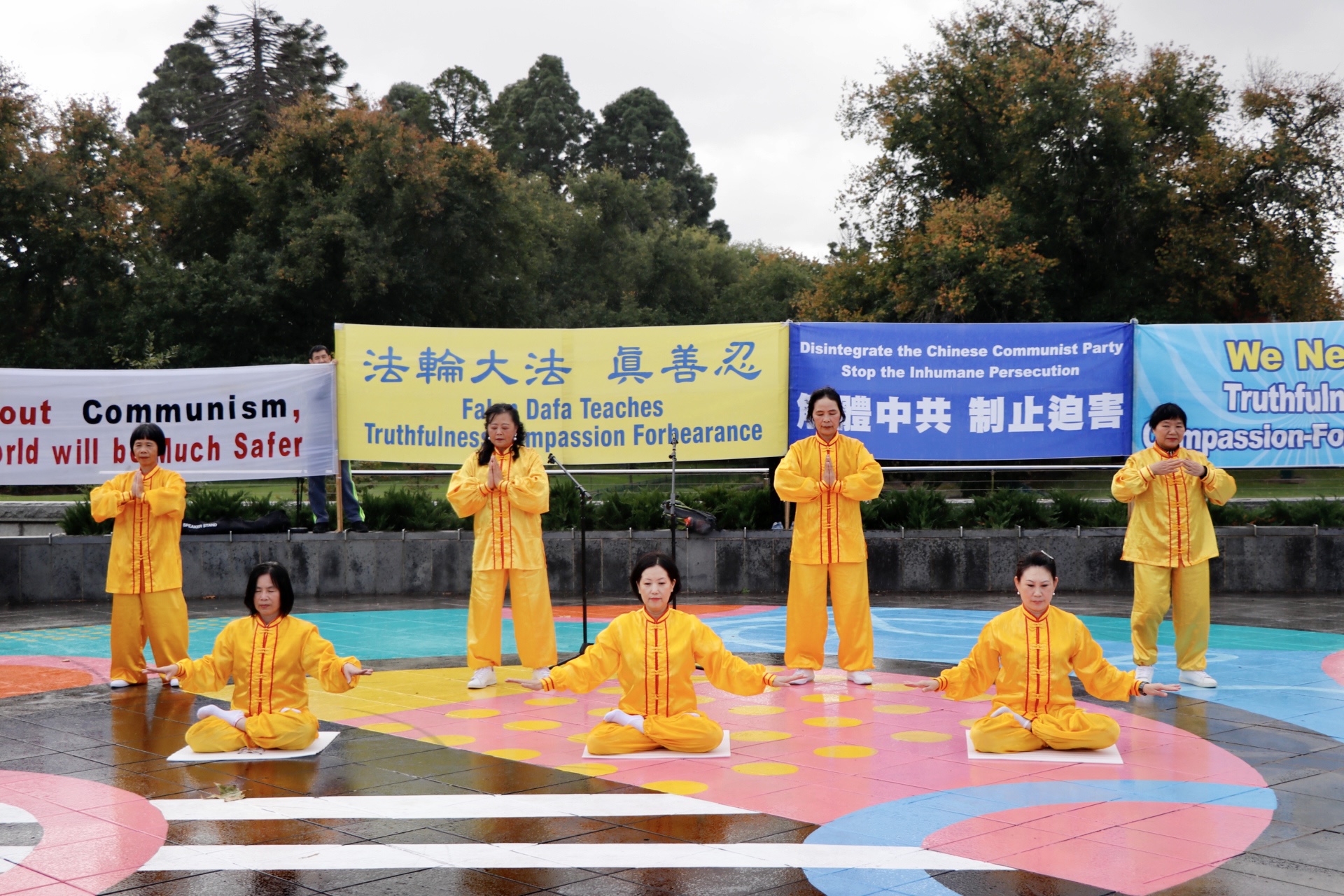 2021年4月10日，法輪功學員在澳洲本迪戈市中心舉辦的集會上進行功法演示，幫助人們體驗法輪功的美好。（李奕／大紀元）