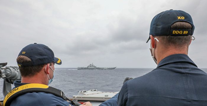 美国和中国军舰近距离航行，美国军官抬起脚来监视辽宁舰| 穆斯丁号航空母舰| 菲律宾海| 指挥官