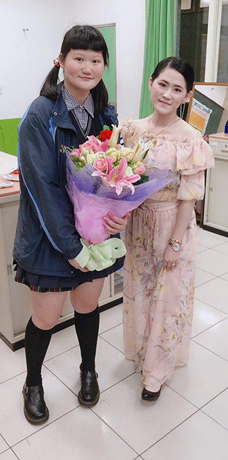 「菠蘿麵包小姐」蕭意臻(左)畢業時，獻花感謝大興高中張倍純老師的愛心指導。