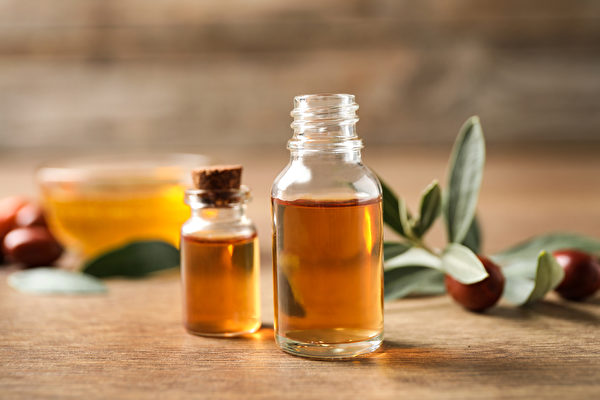 基底油本身的功效也不逊色于精油。如荷荷芭油能稳定湿疹肌肤、保养头皮。(Shutterstock)