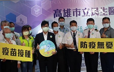 高雄市长陈其迈和市府局处首长、防疫旅馆从业人员代表、里干事、消防队员及员警等人陆续接种疫苗。