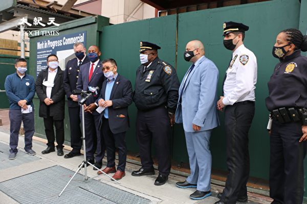 纽约市警社区事务主管走访法拉盛商家  指导提升报警意识