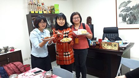 教育处长林祝里(中)、校长刘汶琪(左)及营养午餐厂商展示传统美食。