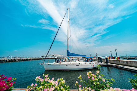 鵬管處為讓外籍遊艇帆船更便利進出大鵬灣，在濱灣碼頭成立友善遊艇服務窗口，16日揭牌。
