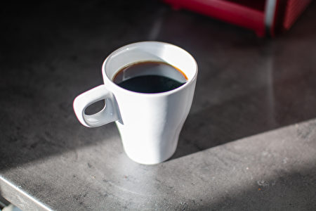 White,Coffee,Mug,And,Red,Coffee,Machine,In,The,Morning,Shutterstock,檯面