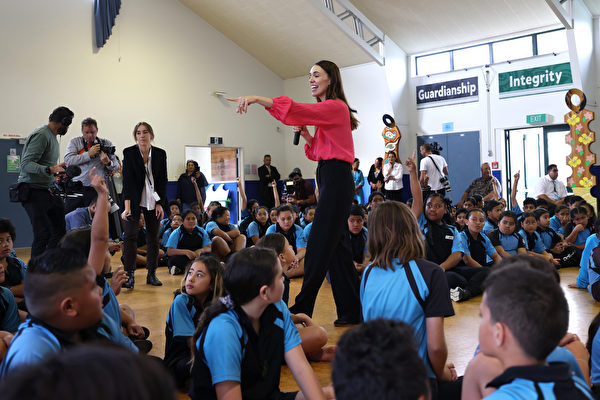 組圖：新西蘭總理參訪學校 推心理健康計劃
