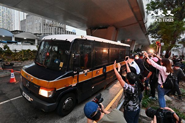4月16日下午，香港“8·18集会”案中黎智英等九位民主人士被判刑。图为判囚人坐囚车离开，现场市民声援。（宋碧龙/大纪元）