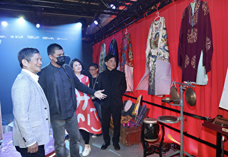 2021年臺灣文博會16日開幕，文化部長李永得（左）前往嘉義館參觀。