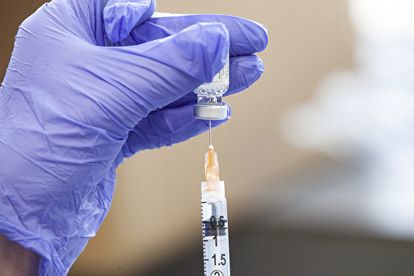 強生疫苗、AZ疫苗（阿斯利康疫苗）接連出現血栓病例，哪些症狀值得警惕？圖為醫護人員正在準備給民眾注射強生疫苗。 (Stephen Zenner/Getty Images)