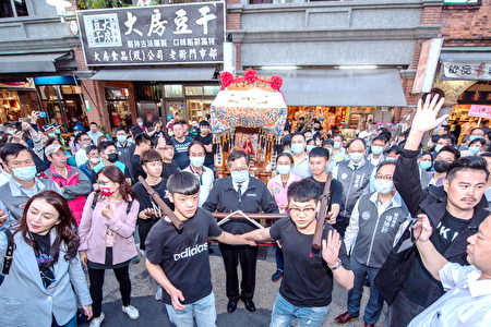 “豆夜祭”由豆腐之神“刘安神轿”队伍祈福踩街揭开序幕。