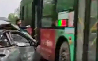 湖南轿车与公交车相撞4死2伤 轿车被挤扁