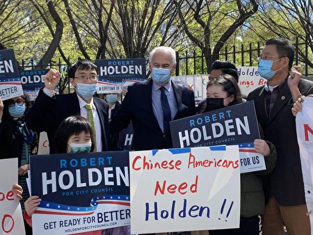 纽约居民联盟主席臧东慧（左一）代表该组织宣布，背书第30选区市议员霍顿（Robert Holden，右二）竞选连任，认为霍顿是仅剩不多的拥有“正常认识”的市议员。