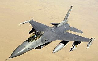 25架共机扰台之际 美F-16挂实弹在南海现身