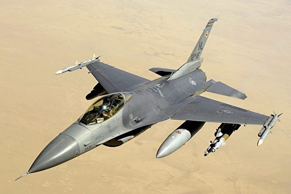 25架共機擾台之際 美F-16掛實彈在南海現身