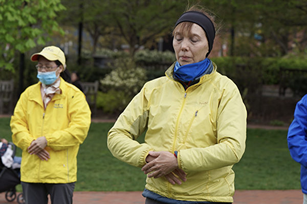 Terri Morse (right) doing Falun Dafa exercise at Independence National Historical Park in Philadelphia, Pa., on April 17, 2021 (photo by Serena Shi/The Epoch Times)