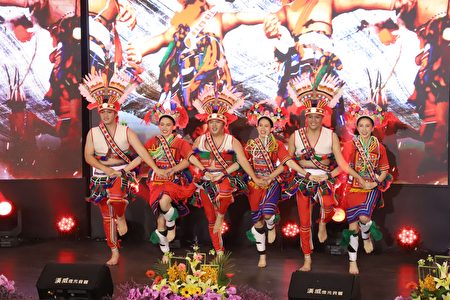 闭幕典礼花莲县并带来“六大礼赞”舞码，展现出花莲在地原住民族独特文化特色。