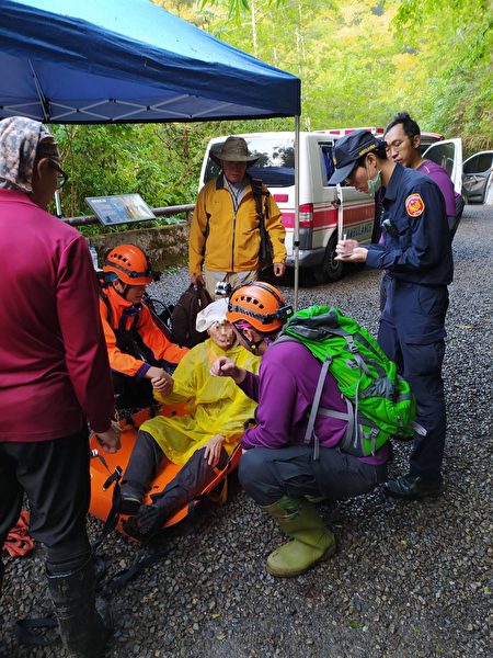 张姓妇人纵走巴福古道摔落山沟，大溪警消合力救援送医。