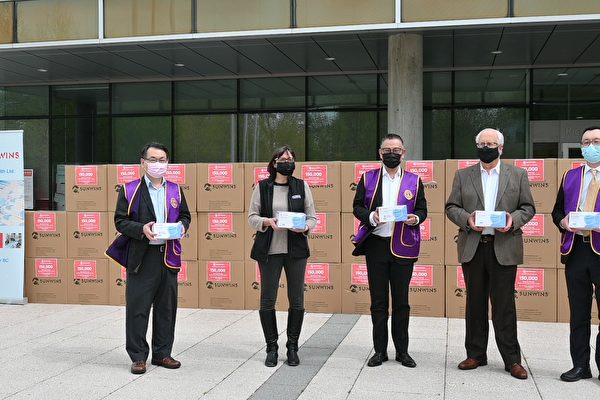 图：SUNWINS捐赠17.5万防疫口罩，参加捐赠仪式有(从左到右)：区泽光、尼克松、Michael Ching、马保定和Winston Wu。（邱晨/大纪元）