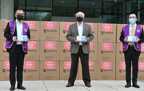 图：SUNWINS捐赠17.5万防疫口罩，参加捐赠仪式有(从左到右)：Michael Ching、马保定和Winston Wu。（邱晨/大纪元）