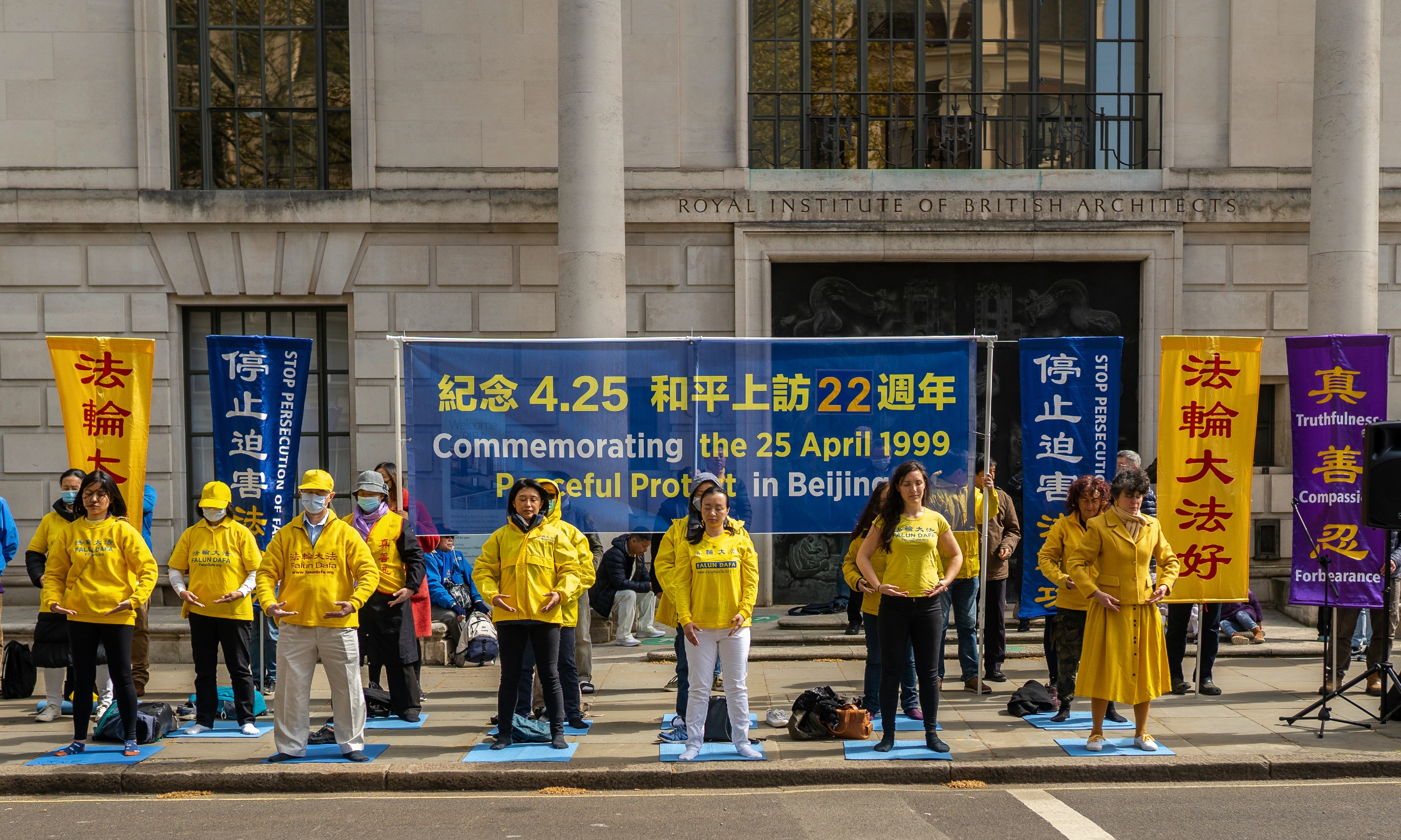 4月25日，英國倫敦部份法輪功學員在倫敦中領館前舉行集會。( 英國法輪大法協會 )