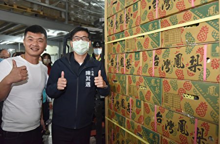 高雄市長陳其邁（右）在安倍推文下貼出高雄金鑽鳳梨裝箱照片，紙箱設計與安倍貼出的照片相仿。