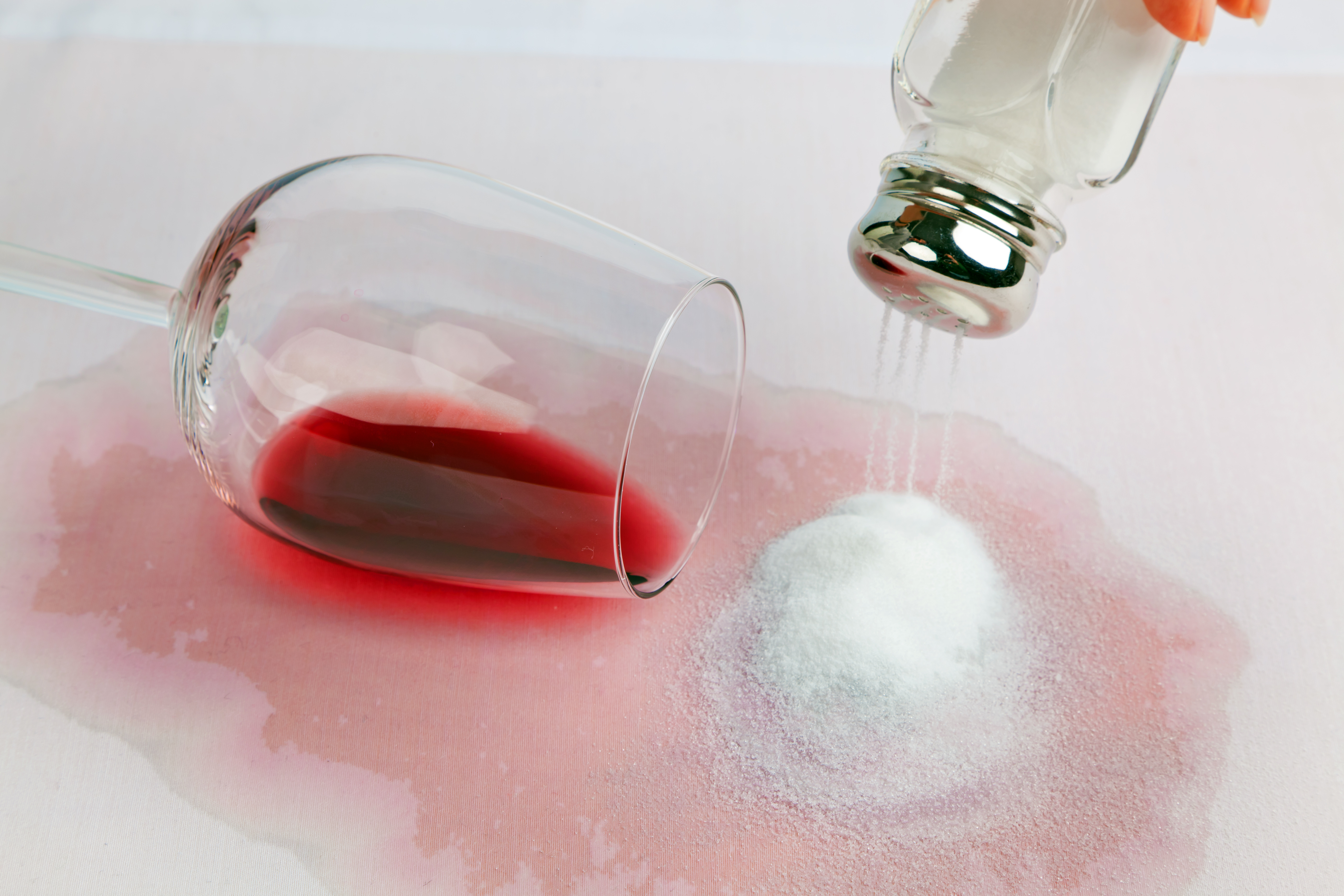 精鹽可去除衣服上的紅酒污漬。（Shutterstock）
