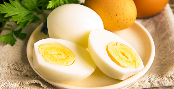 長期不吃早餐很傷身，但也別亂吃，雞蛋就很適合當早餐。(Shutterstock)