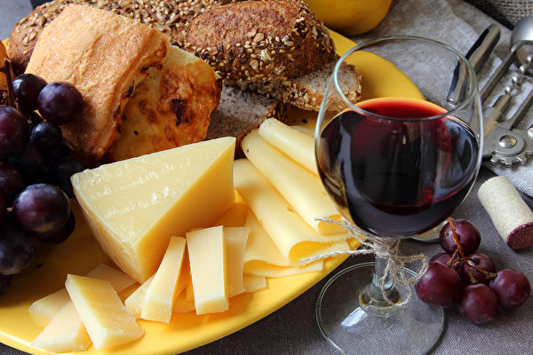 研究：吃奶酪喝红酒可降低老年痴呆症风险