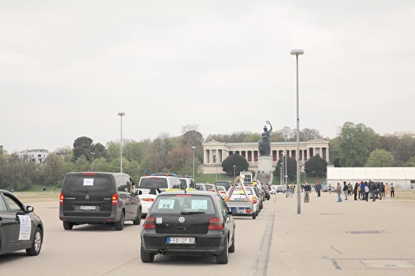 德國民眾汽車遊行反封鎖 醫生：我們要工作