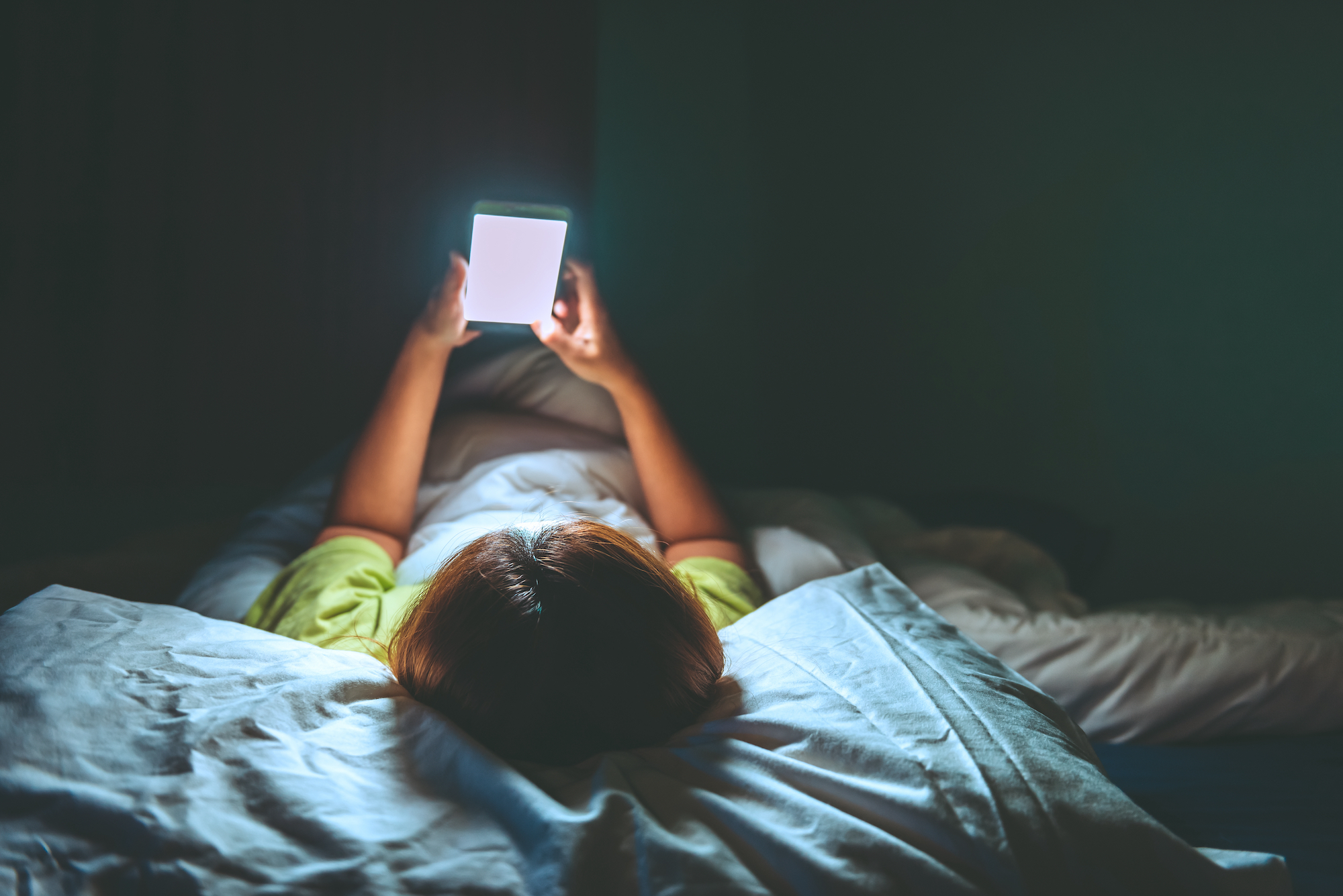 电子产品的强光会刺激眼睛,影响视力健康。(ShutterStock)