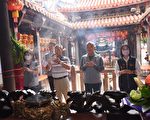 慈裕宫亲子DIY环保灯笼 县长虔诚祈福后与民同乐