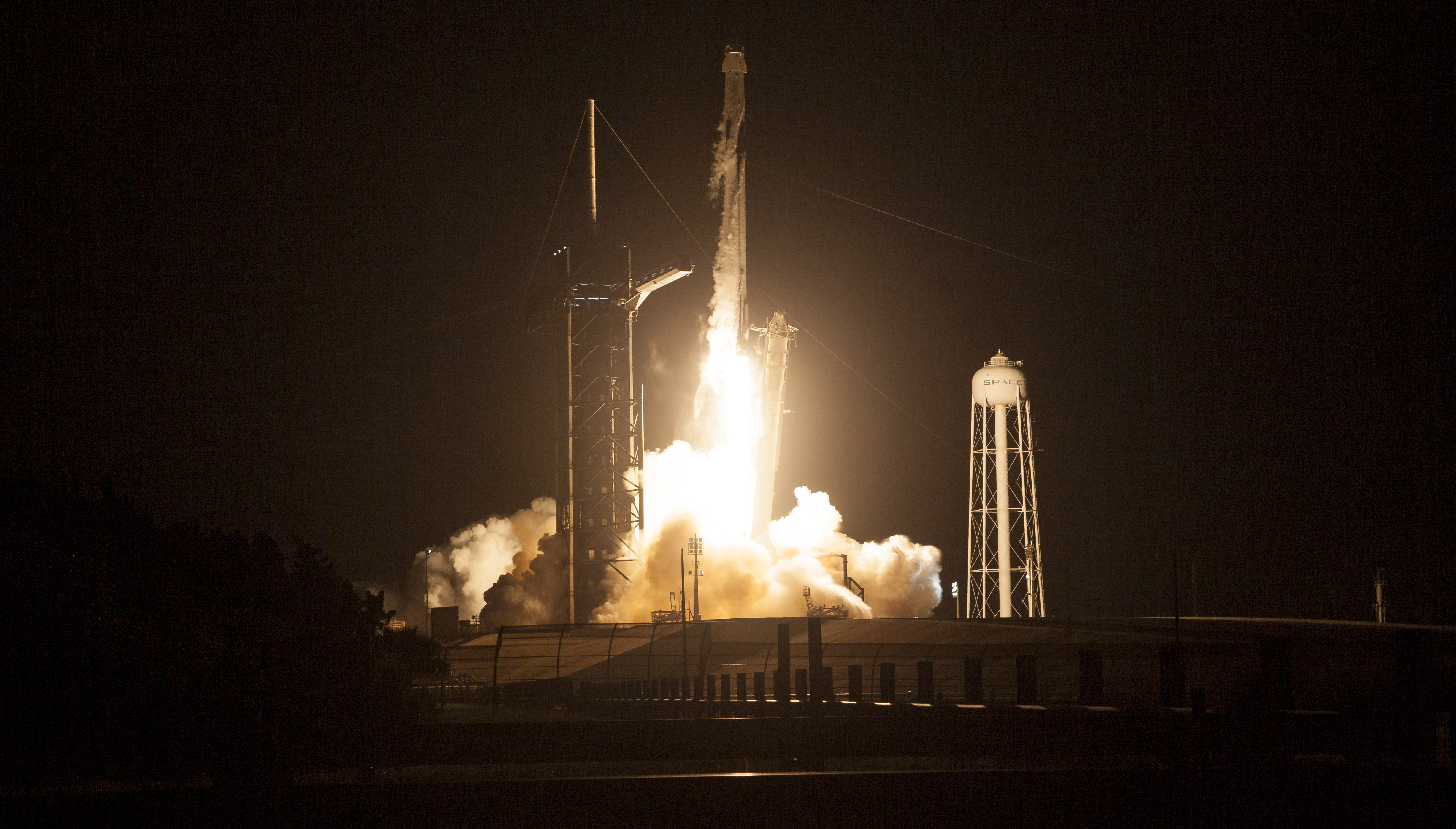 馬斯克的私人太空發射公司SpaceX和其能夠重複使用的獵鷹9號運載火箭，超低的成本成了中共的噩夢。圖為4月23日SpaceX為美國宇航局執行的第二次正式宇航員運輸任務，Crew-2任務搭乘獵鷹9號火箭從佛羅里達的卡納維拉爾角起飛。 (Joel Kowsky/NASA via Getty Images)