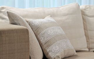 Pillow,On,Sofa,Shutterstock,客厅